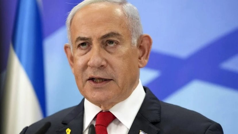 UnionNatioPop's tweet photo. Contrairement à ce qui fut dit au moment où l’affaire a éclaté le Premier ministre israélien Benjamin Netanyahu est CITÉ dans les fichiers Epstein. Ses photos sont floutées mais son nom est mentionné des CENTAINES de fois.

Il avait TENTÉ de faire supprimer les mails qu'il avait envoyés à Jeffrey Epstein, ce qui explique le retard de parution.