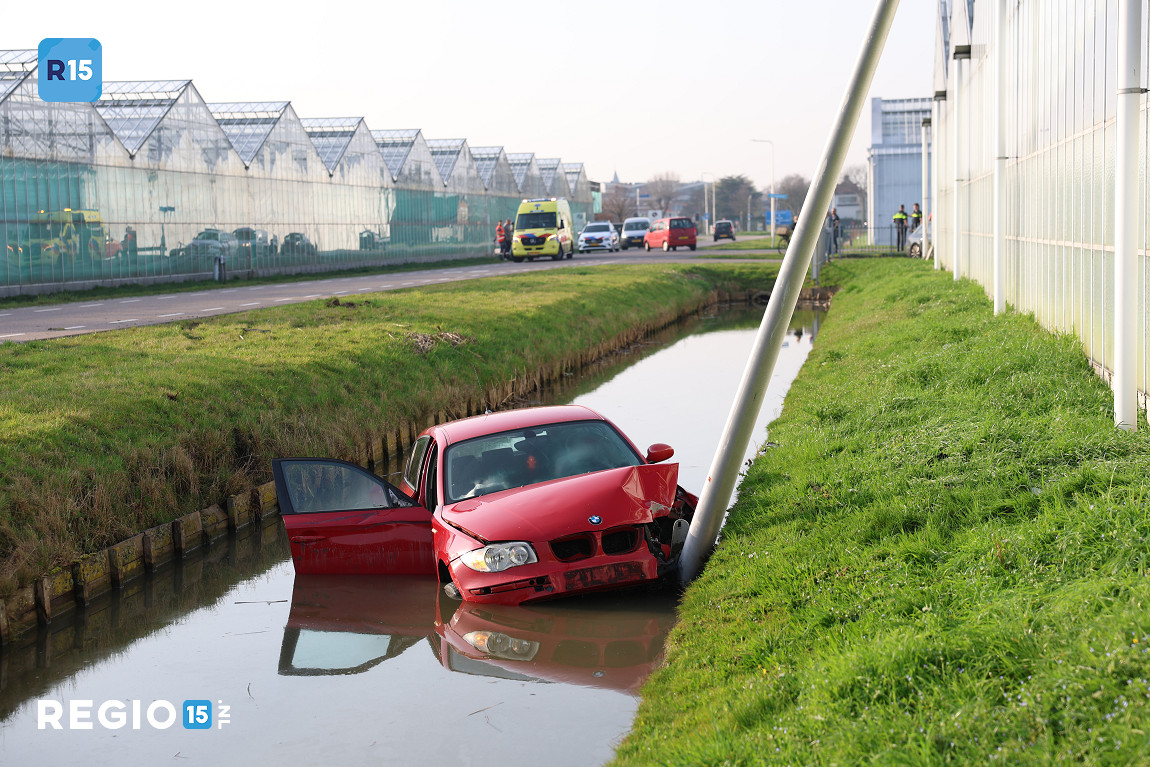 Auto belandt in de sloot na aanrijding met fietsster