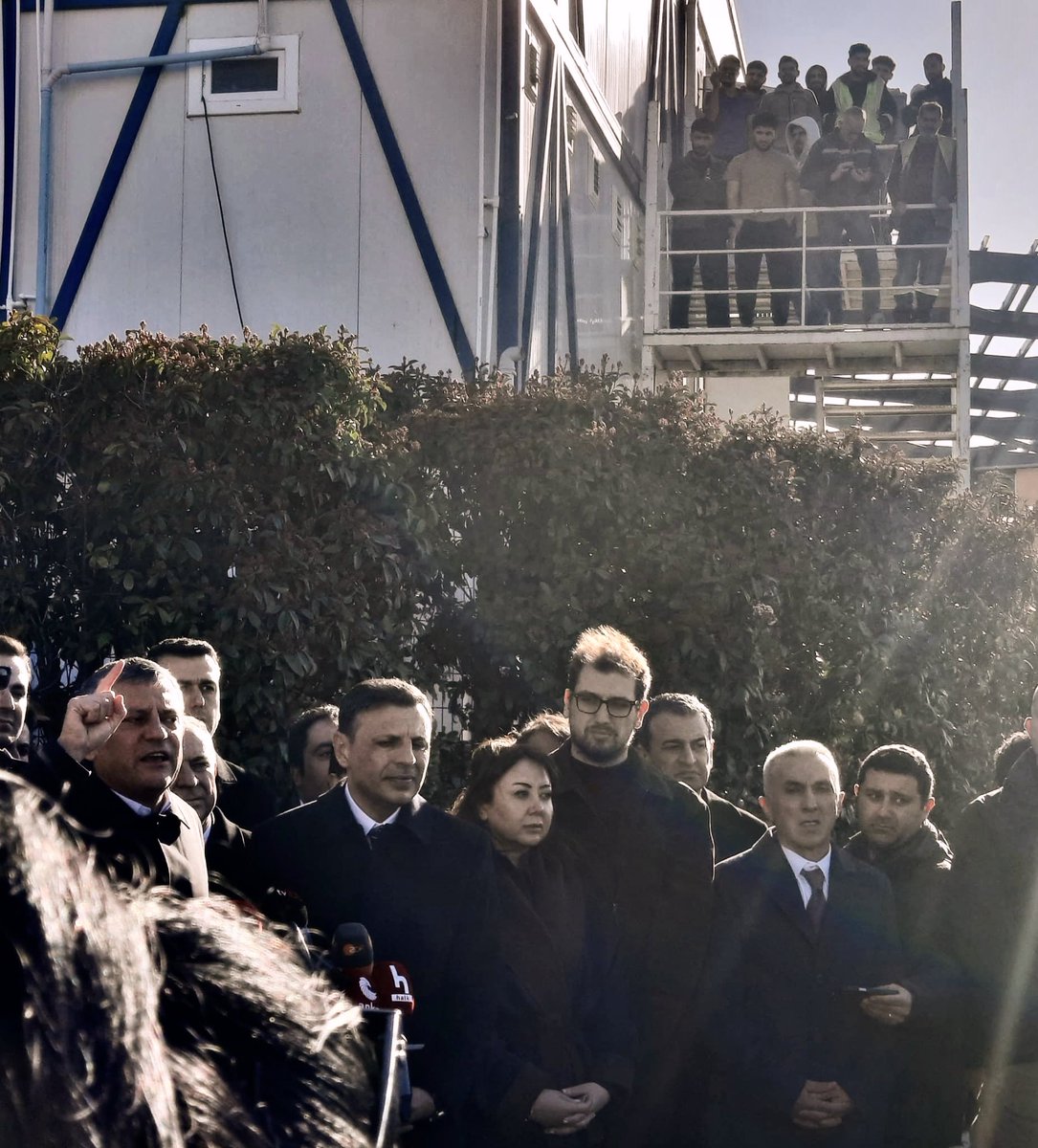 Şimdiye kadar gördüğüm en sayılı güzel fotoğraflardan biri de bu oldu. 

Silivri Marmara Cezaevi Kampüsü'nde yapımı süren duruşma salonu inşaatında çalışan işçiler, Özgür Özel'in açıklamalarını dikkatle dinliyor.