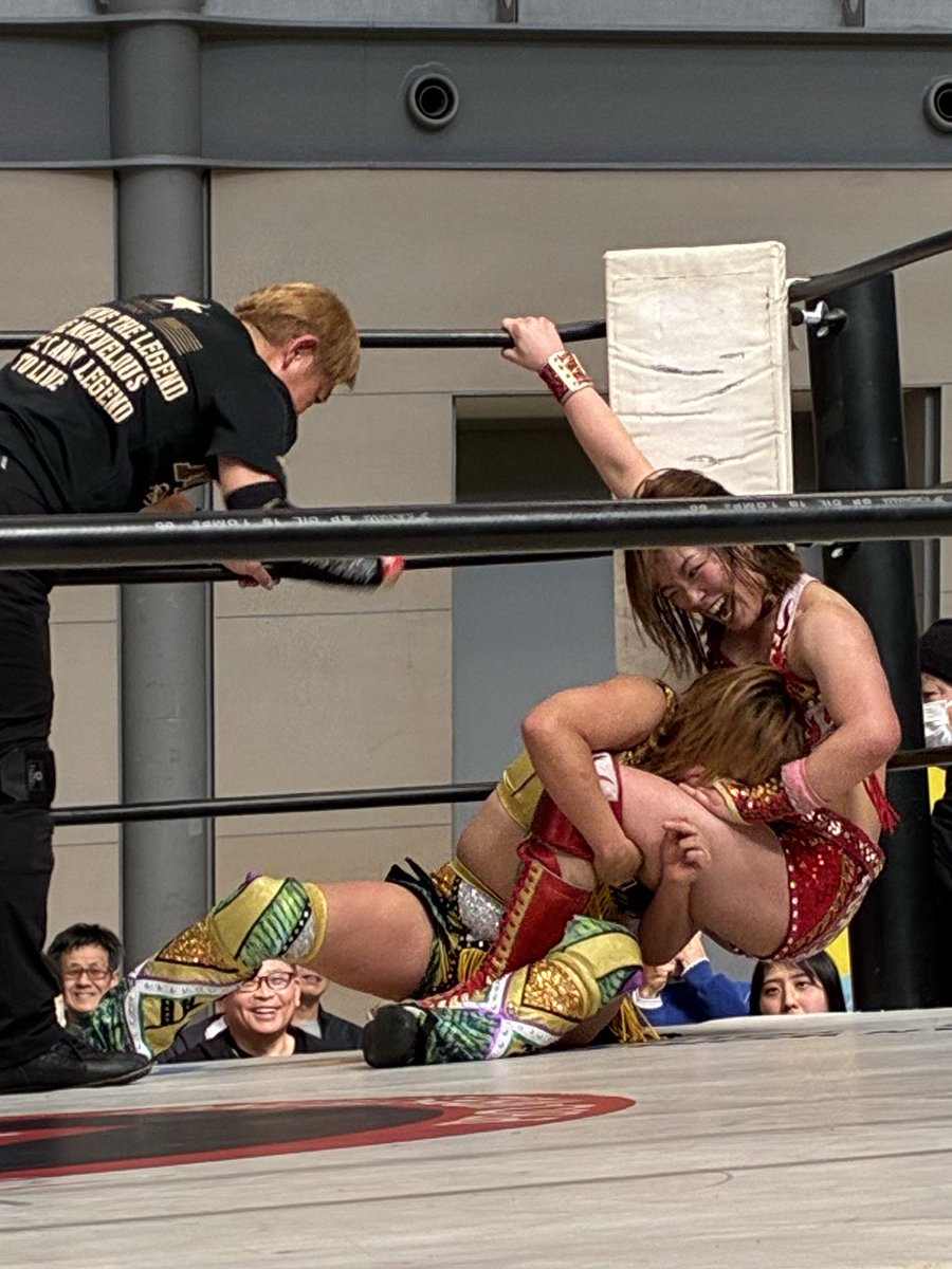 2026.3.8
マーベラス刈谷大会
セミファイナル

やられたら、やり返すー🔥

からの、腿に噛みつき攻撃！
たぶん、トミーさんには見つかってない🙆‍♂️😁

#永島千佳世　選手
#Sareee   選手
#マーベラスプロレス