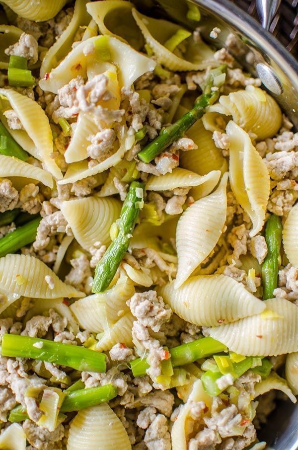 YUM - pasta recipe - soooo TASTY!

Here’s how to make it using pasta, chicken, asparagus, lemon, leeks + hot pepper flakes 

RECIPE: buff.ly/2jpGwoz
#pasta #cooking