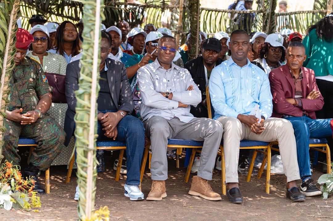 Raissabulela1's tweet image. De Nzenze à Loma, l'élu de Mbanza-Ngungu transforme le quotidien. 3 ouvrages inaugurés ce samedi : le Pont Nzenze (8 villages connectés), le Pont « Vova ye Vanga » et la cabine « Mukoko Samba 2 ». La fierté d'une circonscription. 🇨🇩 #Elections2023 #Bilan @DMukokoSamba