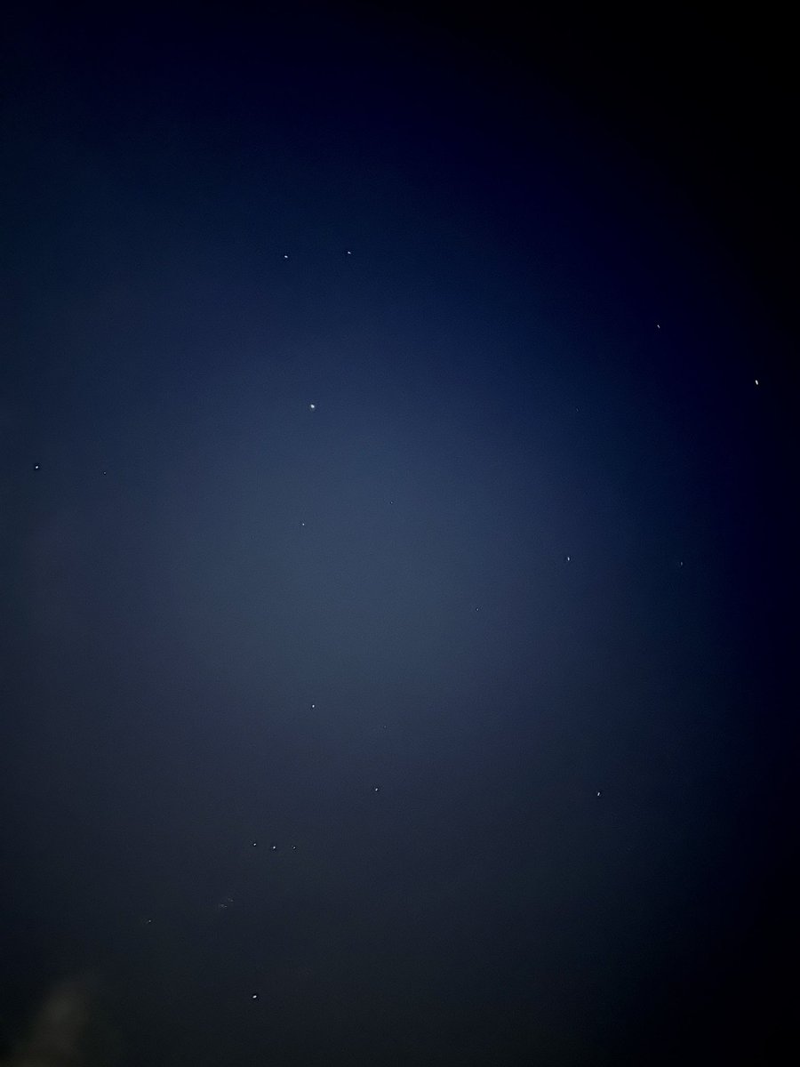 jincancanyb's tweet photo. 场馆外的星空如此美丽，不知道是不是和你当年看到的有些相似呢？
每一次观看notte stellata演出总是让人非常感动，感受到痛苦，感受到希望，感受到想努力坚持下去的渴望。
还有结束希望之歌时候，羽生さん那生命力快要溢出来的表演，真的是让人太震撼了。
#羽生結弦 #nottestellata #らじおしゅくだい https://t.co/qh1YoE73ZC