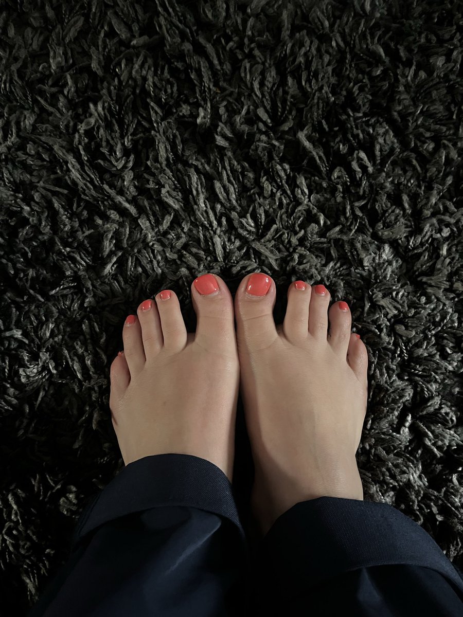 ToetallyCute26's tweet photo. Long day at work. Time to pull of my socks and relax 🥰🦶🏻 

#feet #feetfetısh #feetworshi̇p https://t.co/vbD1g4a9cc
