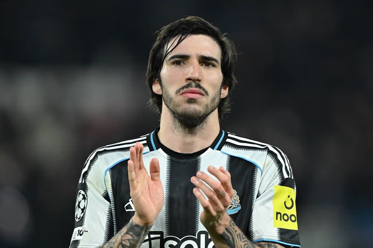 🚨🔴 Arsenal adalah pilihan utama Premier League untuk Sandro Tonali, meskipun sang pemain sangat mempertimbangkan untuk kembali ke Serie A karena rindu kampung halaman dan alasan keluarga 😳✅

(<a href="/DiMarzio/">Gianluca Di Marzio</a>)

Ini kalo deal, bakal gila lini tengah Arsenal.
