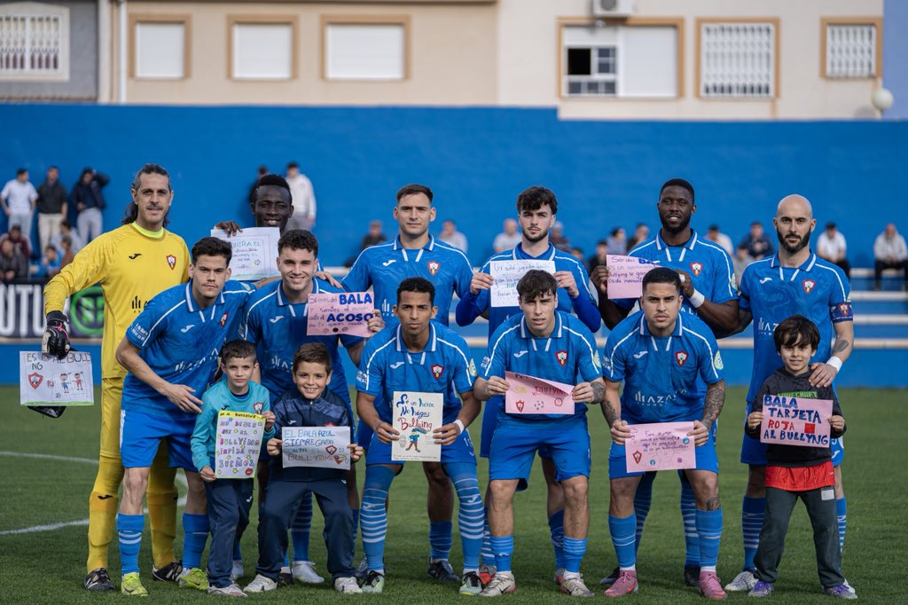 CDBalaAzul1948's tweet photo. 💙 Contra el bullying jugamos todos

Nuestros futbolistas saltaron al Playasol con los dibujos contra el acoso escolar que realizaron los niños y niñas del Puerto de Mazarrón

Una iniciativa conjunta con @ancebaem 🤝🏻

🦈 #VamosBala https://t.co/6AtYbwY5Mn