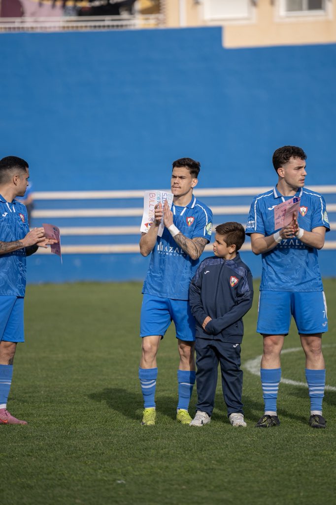 CDBalaAzul1948's tweet photo. 💙 Contra el bullying jugamos todos

Nuestros futbolistas saltaron al Playasol con los dibujos contra el acoso escolar que realizaron los niños y niñas del Puerto de Mazarrón

Una iniciativa conjunta con @ancebaem 🤝🏻

🦈 #VamosBala https://t.co/6AtYbwY5Mn
