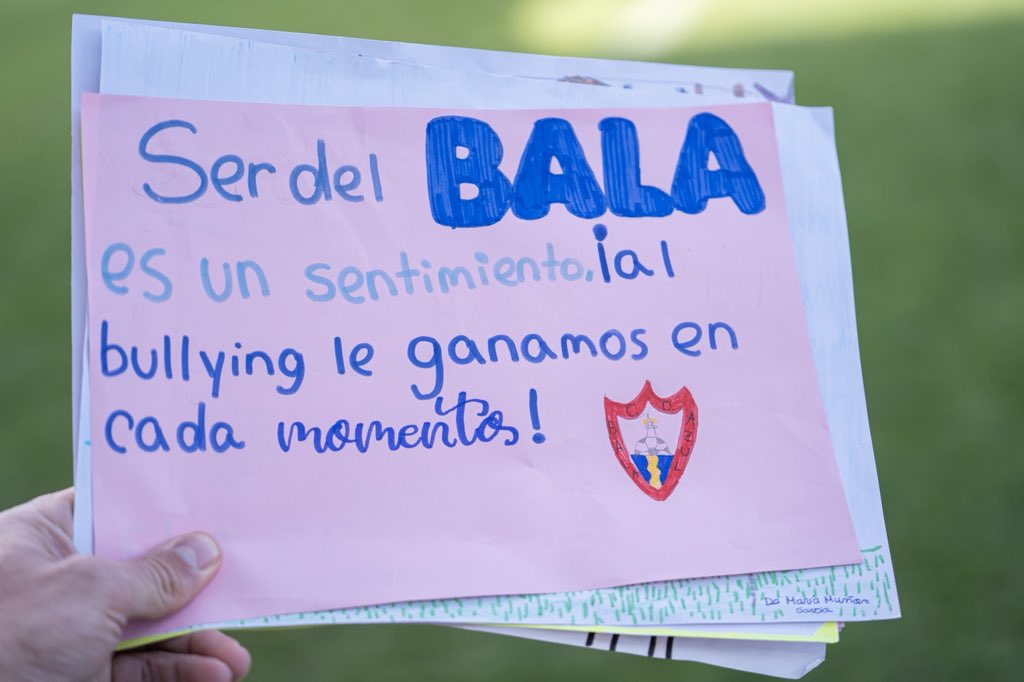 CDBalaAzul1948's tweet photo. 💙 Contra el bullying jugamos todos

Nuestros futbolistas saltaron al Playasol con los dibujos contra el acoso escolar que realizaron los niños y niñas del Puerto de Mazarrón

Una iniciativa conjunta con @ancebaem 🤝🏻

🦈 #VamosBala https://t.co/6AtYbwY5Mn