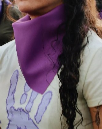 Hoy día en el colegio de mis hijos varias con ese pañuelito. Pero las he escuchado hablar pestes de sus propias compañeras. Hasta el punto de ser despedidas de sus trabajos. No soportan que llegue alguien con ideas nuevas o nos les sigan el drama. Clasista y discriminadoras