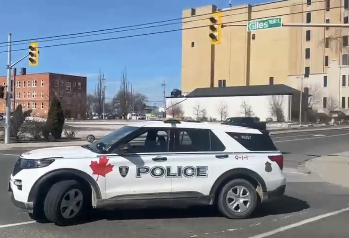 12:24pm: <a href="/OPP_WR/">OPP West Region</a> &amp; <a href="/WindsorPolice/">Windsor Police</a> have conducted a police escort￼ / emergency run with <a href="/EssexWindsorEMS/">Essex-Windsor EMS</a> to the Ouellette Campus after an incident in the county. Thank you to everyone who pulled over. Every second count. #Windsor #EssexCounty
