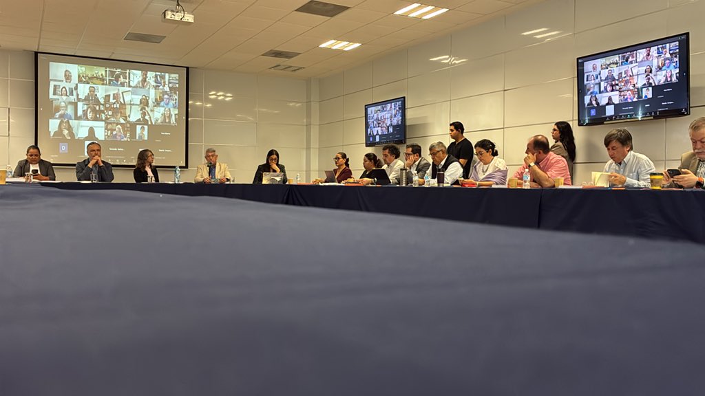 Momento actual del SNA y sus perspectivas que organiza <a href="/RindanCuentas/">Red Rendición Cuentas</a> y al que <a href="/MaraRoblesV/">Mara Robles</a> Rectora de <a href="/CUCEA_OFICIAL/">CUCEA</a>  y <a href="/PosgradosCucea/">Posgrados CUCEA</a> asisten atentos a un diálogo productivo que contribuya a efectivamente a combatir la corrupción.