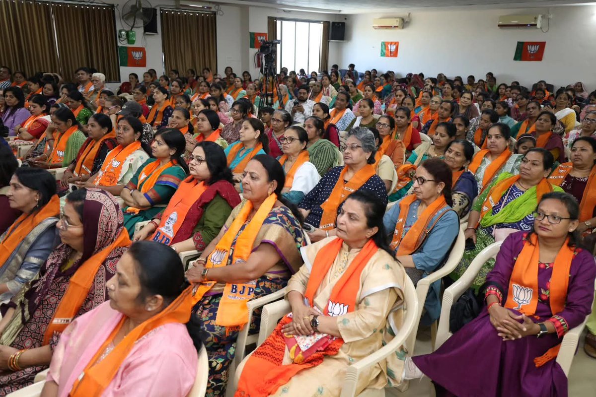 gujmahilamorcha's tweet photo. આંતરરાષ્ટ્રીય મહિલા દિવસે #ગાંધીનગર સેક્ટર 28, #મહાનગર દ્વારા માનનીય રાજ્યકક્ષાના મંત્રી શ્રી કૌશિકભાઈ વેકરીયા જીની ગરિમામય ઉપસ્થિતિમાં આયોજિત વિશેષ મહિલા સંમેલનમાં વિવિધ ક્ષેત્રોમાં ઉત્કૃષ્ટ સિદ્ધિઓ હાંસલ કરનાર નારીશક્તિનું સન્માન કરી તેમનું અભિવાદન કરવાનો અમૂલ્ય અવસર સાંપડ્યો. https://t.co/lUYI8oqF7U