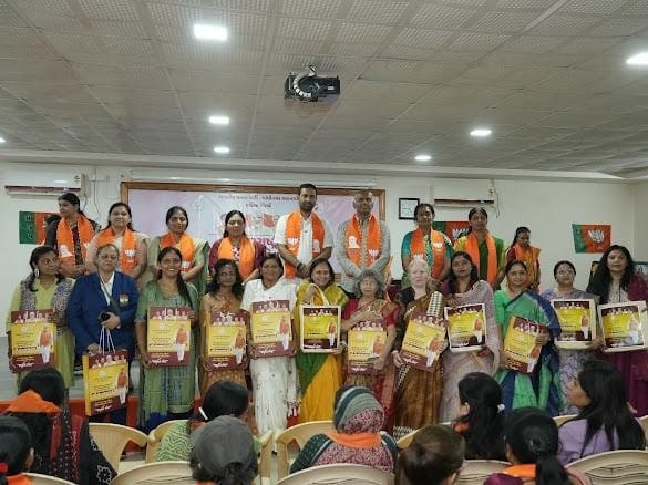 gujmahilamorcha's tweet photo. આંતરરાષ્ટ્રીય મહિલા દિવસે #ગાંધીનગર સેક્ટર 28, #મહાનગર દ્વારા માનનીય રાજ્યકક્ષાના મંત્રી શ્રી કૌશિકભાઈ વેકરીયા જીની ગરિમામય ઉપસ્થિતિમાં આયોજિત વિશેષ મહિલા સંમેલનમાં વિવિધ ક્ષેત્રોમાં ઉત્કૃષ્ટ સિદ્ધિઓ હાંસલ કરનાર નારીશક્તિનું સન્માન કરી તેમનું અભિવાદન કરવાનો અમૂલ્ય અવસર સાંપડ્યો. https://t.co/lUYI8oqF7U