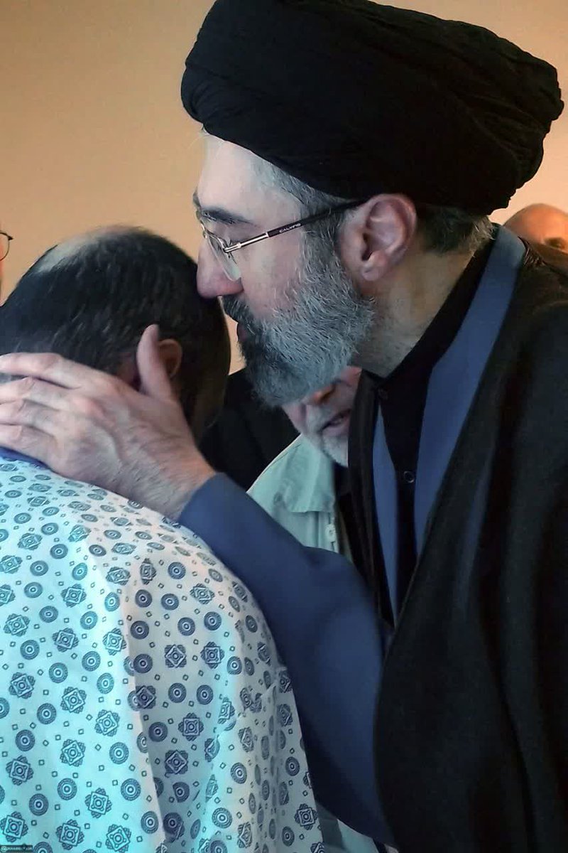 motahareh_329's tweet photo. تصاویری از حضرت آیت‌الله سیدمجتبی خامنه‌ای در جریان عیادت سال گذشته فرزندان رهبر شهید انقلاب اسلامی از جانبازان پیجری حزب‌الله لبنان
🇮🇷✌🏻🤗

#خامنه_ای_دیگر https://t.co/VIGKwsleWV