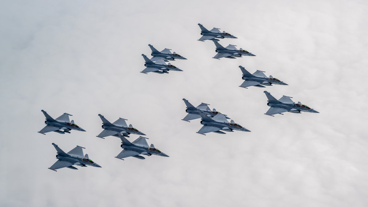 Armee_de_lair's tweet image. 12 #Rafale 15 adversaires 1h30 de combat air/air.
Au-dessus de l’Atlantique, l’escadron de chasse 3/30 “Lorraine” a relevé le défi de la Rogues Cup 2026.
🔵Blue : défendre la zone
🔴Red : percer le dispositif
Entraînement haut du spectre, inter-escadrons, cohésion : à la Châsse !