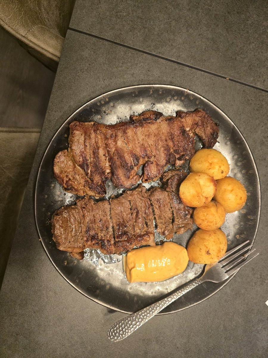 mz_dewa's tweet photo. One thing I have enjoyed on my weightloss journey is eating proper food. 
I have not cut out carbs, will never . 
It has taken me 5 months if counting by a stretch to lose 13kg. I don’t care how long it takes . I eat at least 2 -3 times a day.  

I have 10-14kg to get back to my pre pregnancy weight. I don’t check the scale as it’s really useless for me.