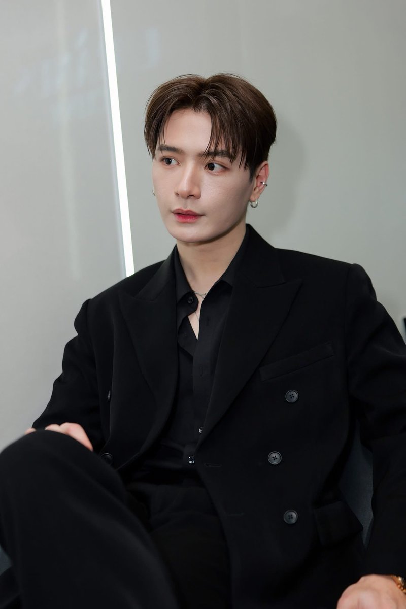 ‘เวลาอยู่หน้ากล้อง ผมรู้สึกว่าคุณมองผม’
‘ทุกคนก็มองคุณ คุณเป็นเป็นนักแสดง’
’ไม่เหมือนกัน ทุกคนมองนักแสดง… แต่คุณมองผม‘