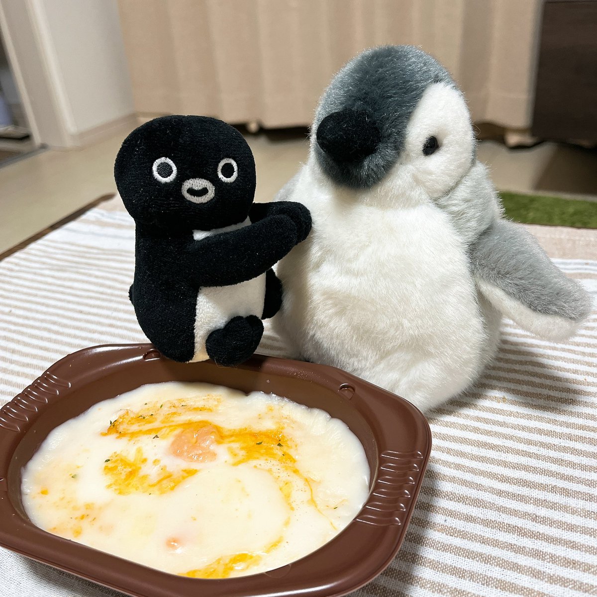 🐧🍲🐧
お姉ぺん、あるじ冷凍エビドリア食べるってー。でもわけてくれないの。
ぺんちゃん…今夜はそっとしておいてあげようね。あるじ追想の夜食タイムなのよ))📢🐧