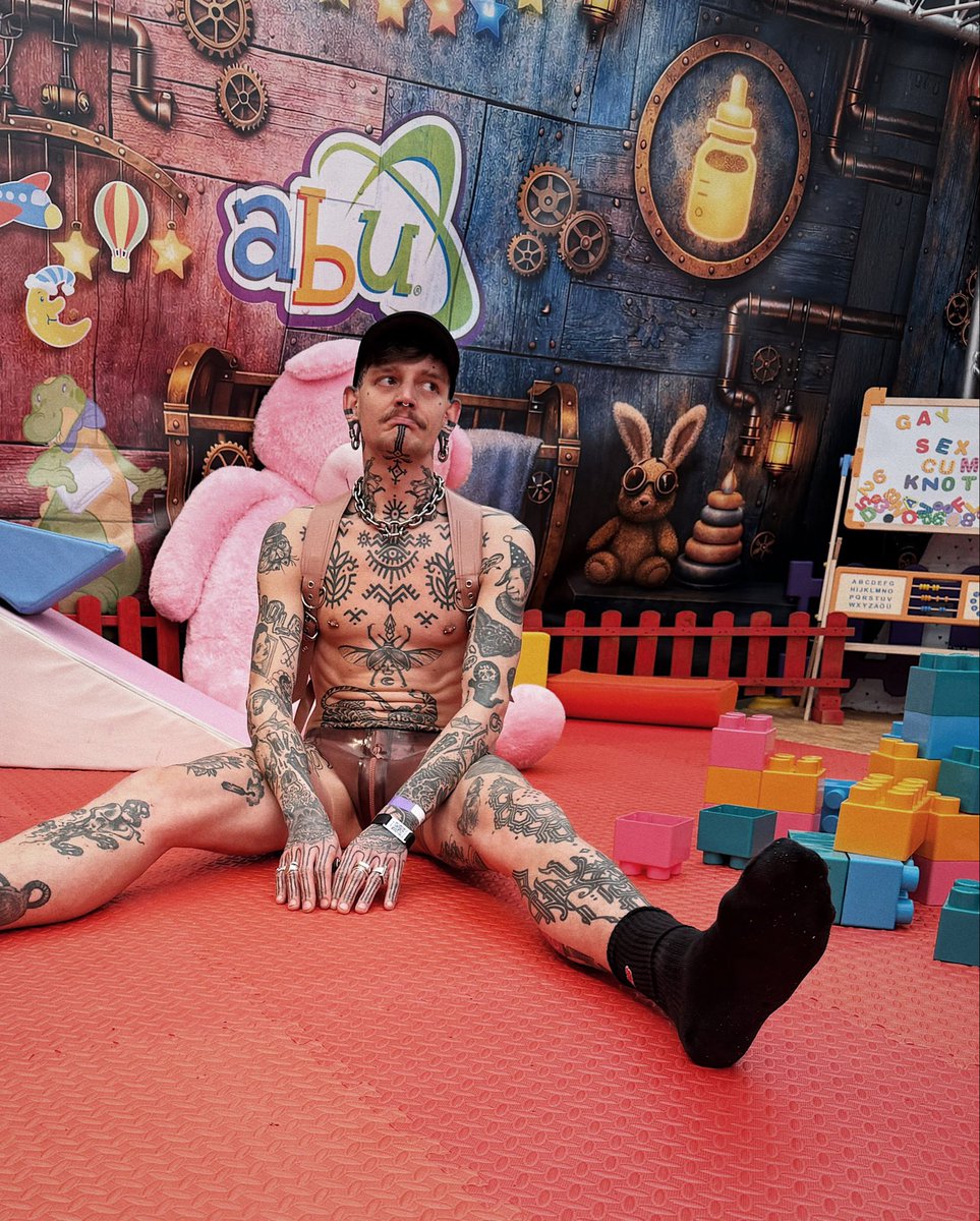 Mom didn’t want to pick me up while shopping…. Any cute dads who do care?