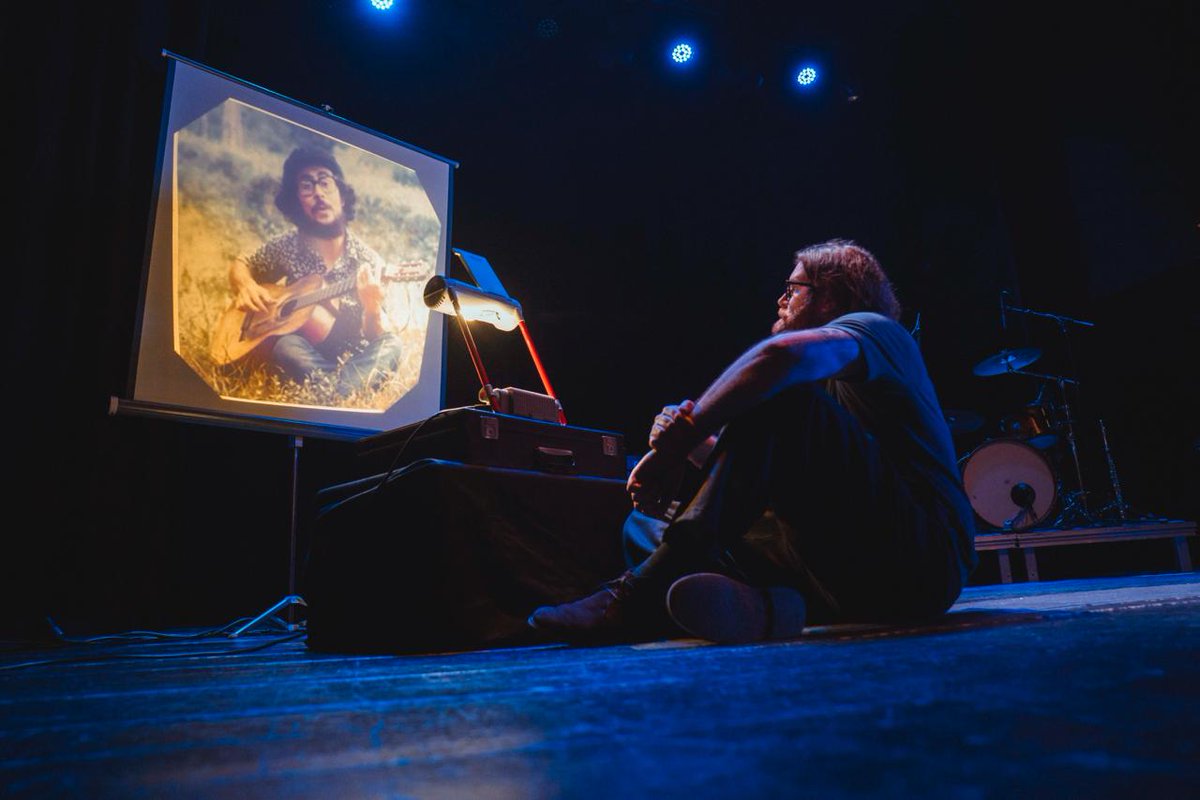 bonventmusica's tweet photo. Vam cantar la vida d'en Xesco Boix, del Grup de Folk i de tota una generació que va construir les millors coses del món on hem crescut.

📣 Disculpeu totes les persones que us vau quedar sense entrada. 💔 Això només ha estat l'estrena, ho tornarem a fer. 

📷 @ArnauCVidal https://t.co/xZz3qVF7vD
