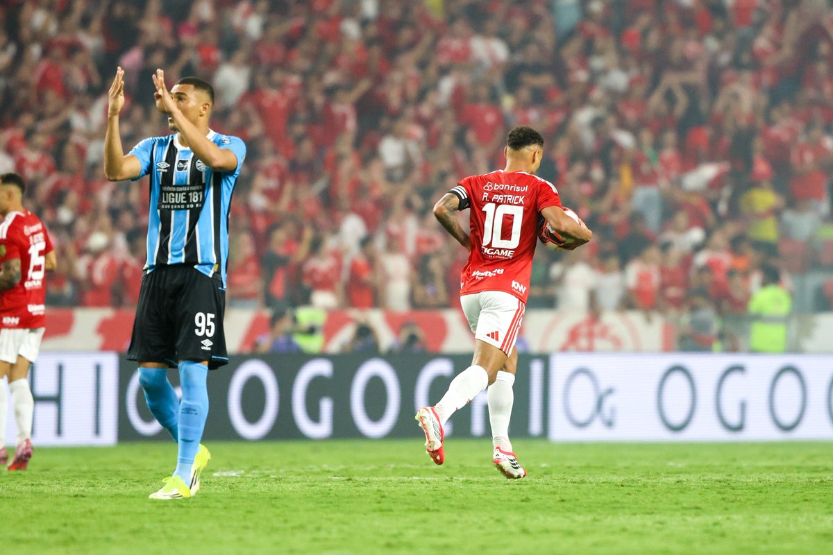 futebol_info's tweet photo. ⚠️ Internacional enviará um novo ofício à Federação Gaúcha de Futebol solicitando explicações sobre a arbitragem de Rafael Klein no Gre-Nal de ontem. 

O Inter entende que nada acontecerá, pois o erro já ocorreu, mas considera que é necessária uma transparência da Federação.

🗞️ @_olucasdias
📸 Ricardo Duarte/SCI