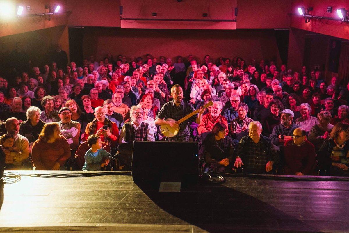 bonventmusica's tweet photo. Vam cantar la vida d'en Xesco Boix, del Grup de Folk i de tota una generació que va construir les millors coses del món on hem crescut.

📣 Disculpeu totes les persones que us vau quedar sense entrada. 💔 Això només ha estat l'estrena, ho tornarem a fer. 

📷 @ArnauCVidal https://t.co/xZz3qVF7vD