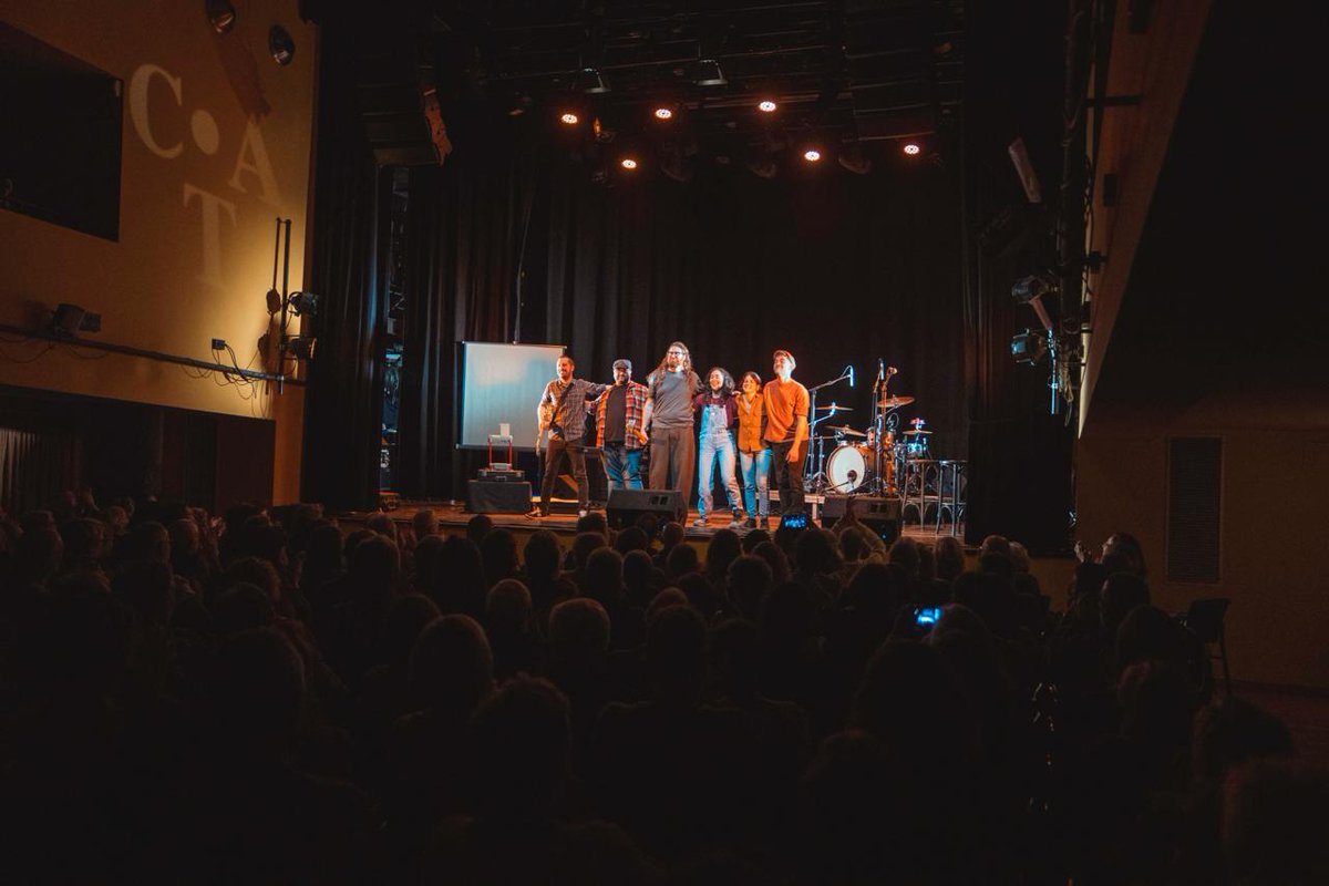 bonventmusica's tweet photo. Vam cantar la vida d'en Xesco Boix, del Grup de Folk i de tota una generació que va construir les millors coses del món on hem crescut.

📣 Disculpeu totes les persones que us vau quedar sense entrada. 💔 Això només ha estat l'estrena, ho tornarem a fer. 

📷 @ArnauCVidal https://t.co/xZz3qVF7vD