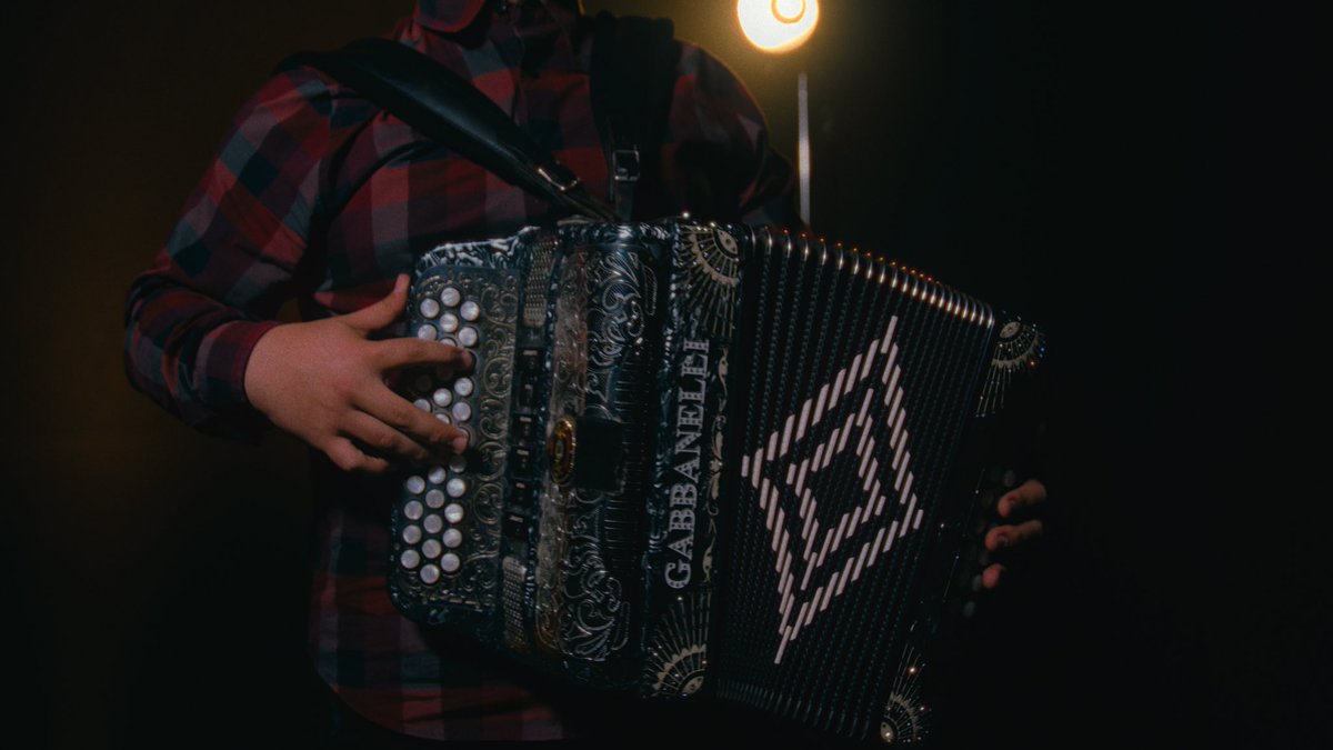 “Mil Rosas” 💐 @eldanyfuentesoficial (Video Oficial) ¡Ya Disponible! en Exclusiva por el canal de #TwiinsCuliacanTV y todas las Plataformas Digitales 🎵🔥🎥

#DanyFuentes #PuroTwiins #TheNewWave