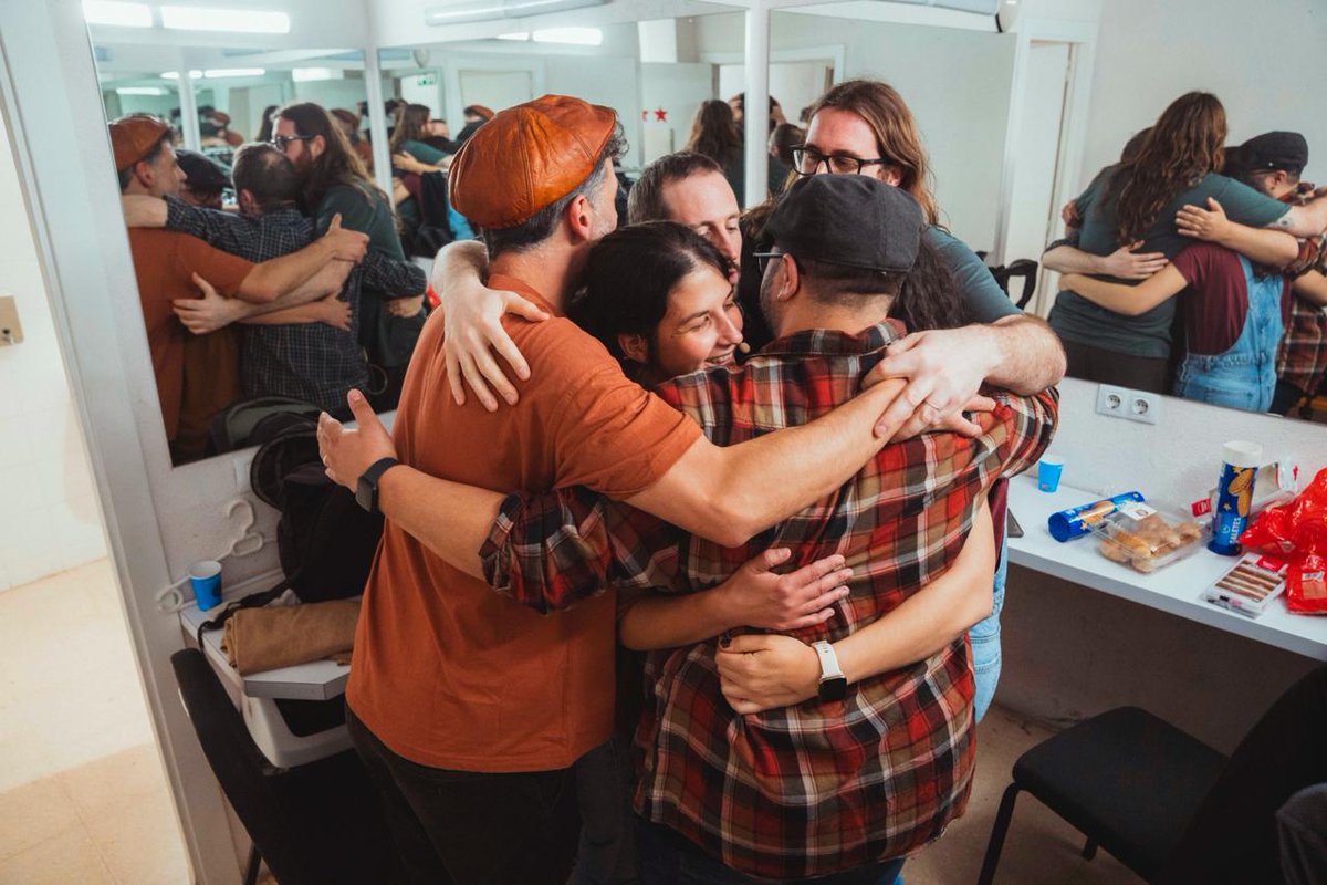 bonventmusica's tweet photo. Vam cantar la vida d'en Xesco Boix, del Grup de Folk i de tota una generació que va construir les millors coses del món on hem crescut.

📣 Disculpeu totes les persones que us vau quedar sense entrada. 💔 Això només ha estat l'estrena, ho tornarem a fer. 

📷 @ArnauCVidal https://t.co/xZz3qVF7vD