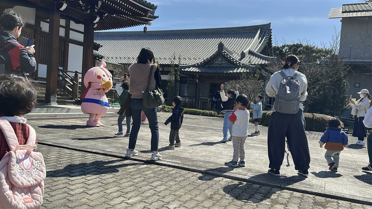 HugyuttoMan's tweet photo. 先週の土曜日に「 #大雲寺まつり #花まつり 」にお邪魔してきたぎゅよ♪
雨の心配があったぎゅけど、晴れてイベントびよりだったぎゅ～～っと🌞

ぼくといっしょに遊んでくれた、おともだちのみんな～～♪ありがぎゅ～～っと♪ https://t.co/xfD48iCZAC