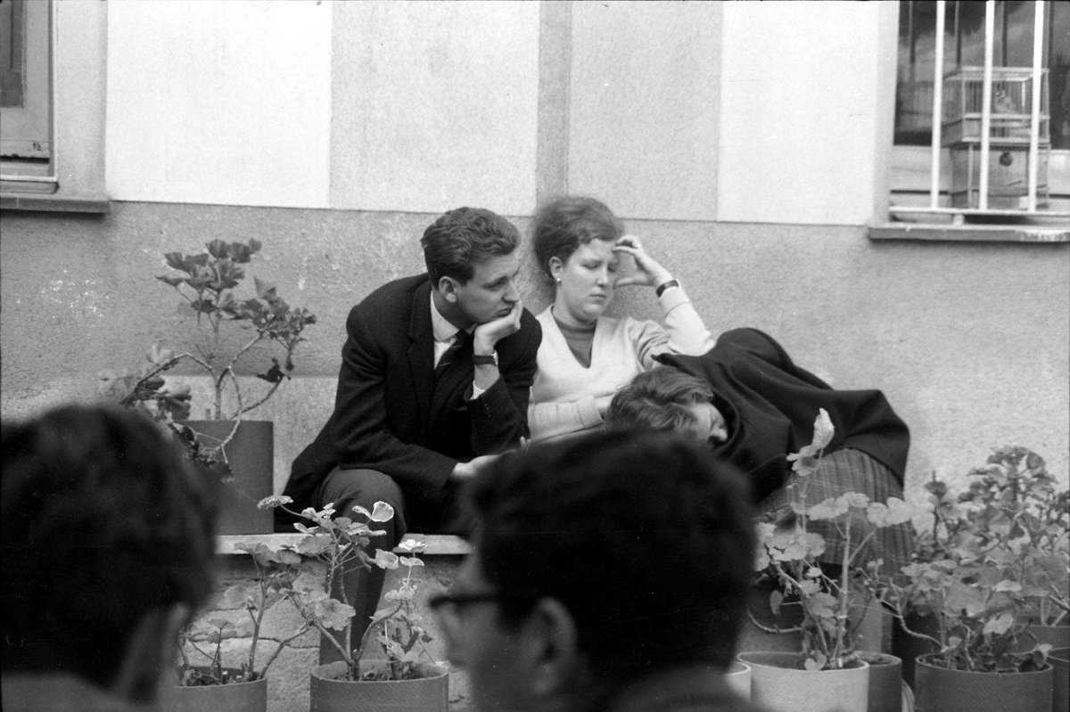 #TalDiaComAvui 📅 | El 9/03/1966 comença als Caputxins de Sarrià l’assemblea del Sindicat Democràtic d’Estudiants (SDEUB), gran acte de contestació al franquisme 

🔎 Reconeixeu la dona de la imatge? L'única dona que ha presidit RENFE 🤔

📸 Reportatge 👉 gen.cat/4bxTE5W