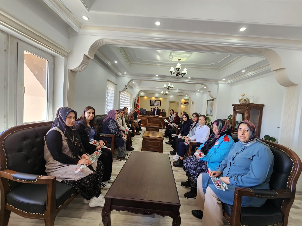 8 Mart Dünya Kadınlar Günü vesilesiyle; Kaymakamımız Sayın Tolga TURAN, şehit ve gazi annelerini ziyaret etti. Kurumlarımızda görev yapan kadın
personellerimizle bir araya gelerek Dünya Kadınlar Günü'nü kutladı.