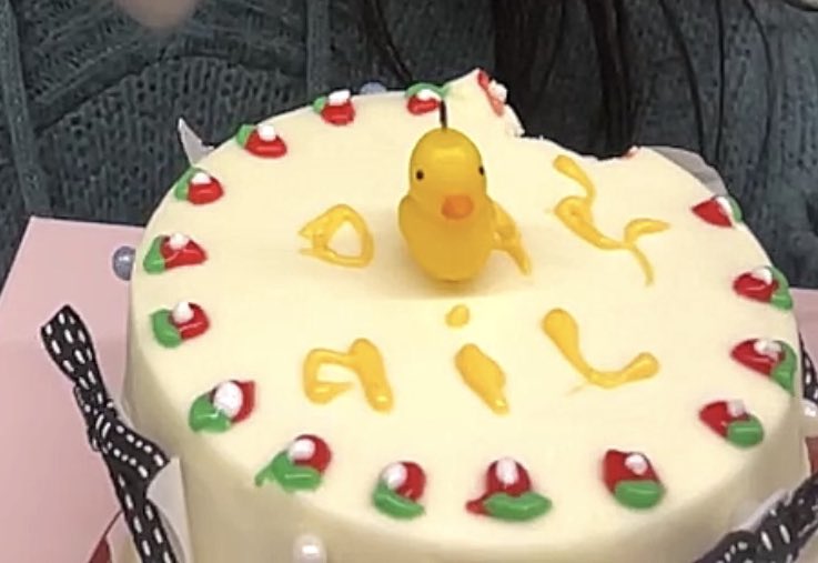 한 입 먹은 케이크
𝒮𝒪𝒪𝒥ℐ𝒩 
이탈리아국기 같은 꽃
옆에 꾸며둔 진주

모든 포인트가 다 ㄴㅁ 웃기고 커여움❤️❤️