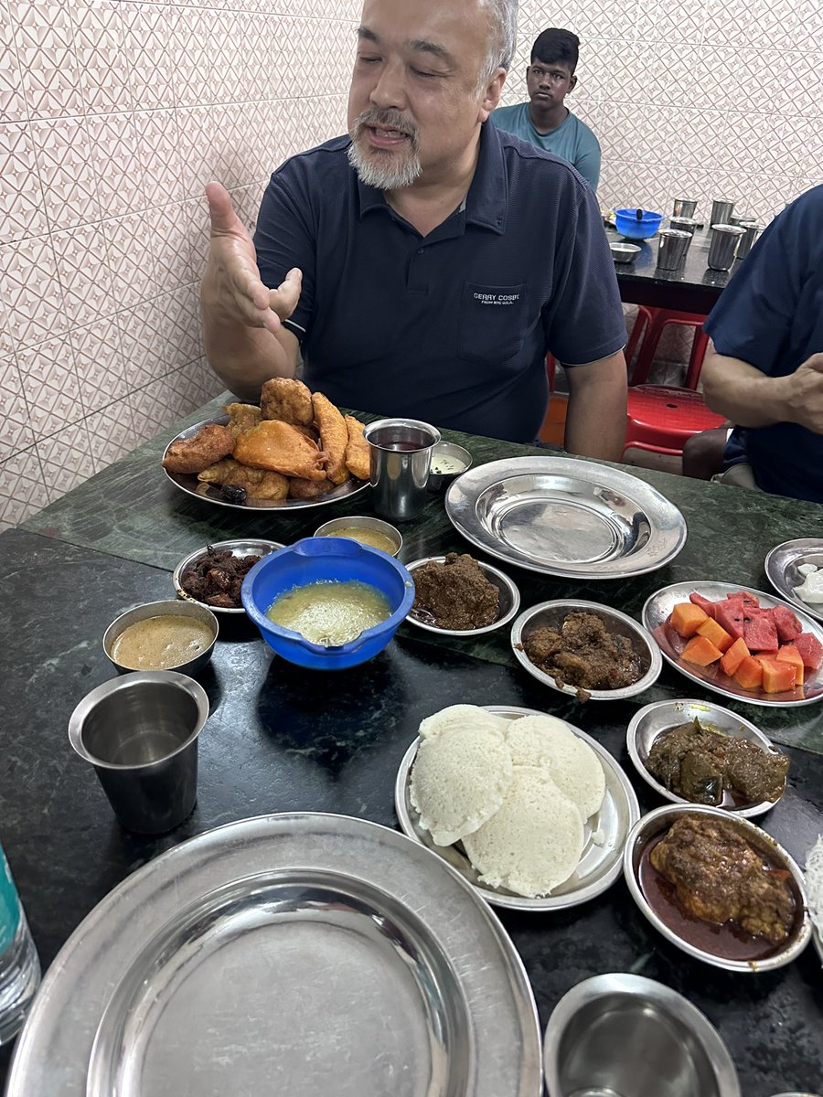 Yo218's tweet photo. チェンナイ実質最終日
苫小牧で南インド料理屋を営むmeals tapioさんがチェンナイに来られてるのを知ってコンタクト。朝と昼にご飯をご一緒。

夜にアジアンハンター小林さん
チェンナイ駐在のご夫妻と合流して
ムスリム街の渋い食堂で晩餐。

インド食べ歩きの著者小林さんの食文化の話めちゃ面白い https://t.co/pTkaC5rz5q