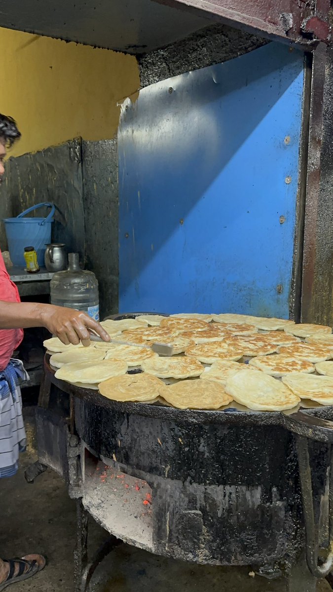 Yo218's tweet photo. チェンナイ実質最終日
苫小牧で南インド料理屋を営むmeals tapioさんがチェンナイに来られてるのを知ってコンタクト。朝と昼にご飯をご一緒。

夜にアジアンハンター小林さん
チェンナイ駐在のご夫妻と合流して
ムスリム街の渋い食堂で晩餐。

インド食べ歩きの著者小林さんの食文化の話めちゃ面白い https://t.co/pTkaC5rz5q