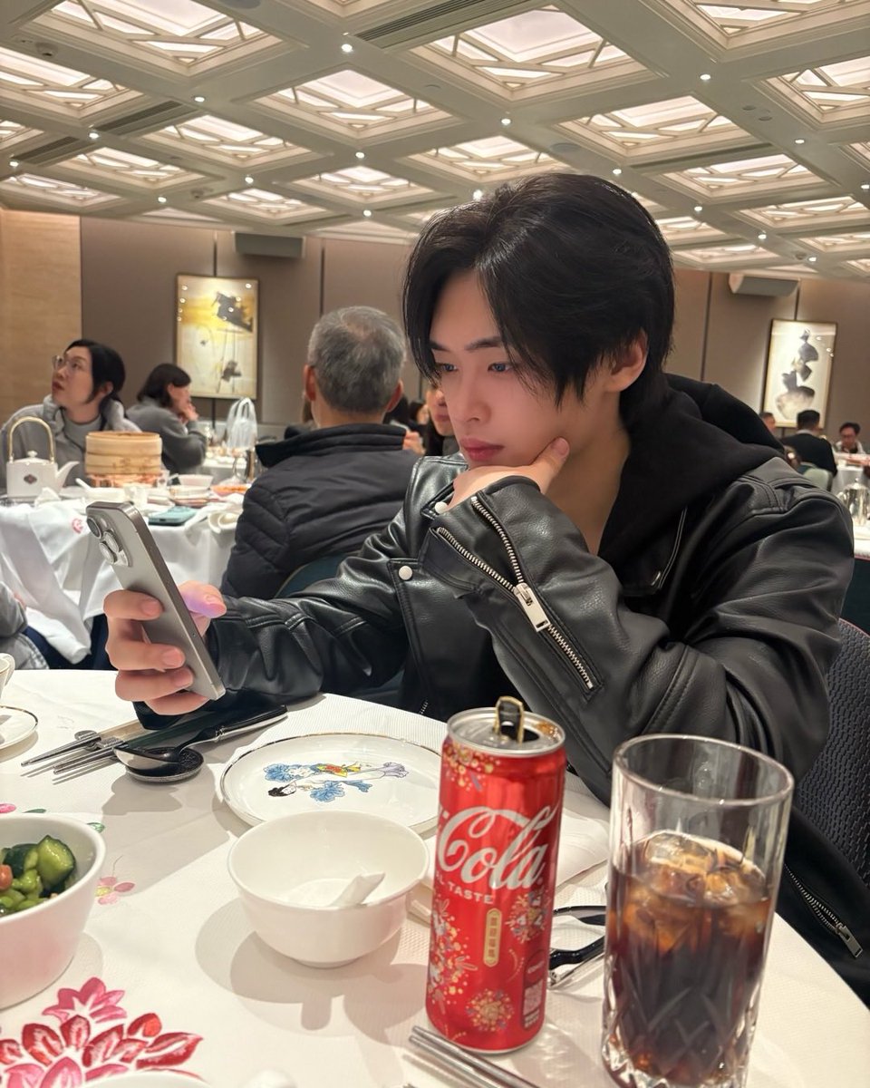 mi1k6read's tweet photo. 📸 민준이 인스타 !-!

잘생겨서뭔콜라광고찍는것같네
어떤음식을먹어도 역시 콜라는못참지 ㅜ

#김민준 #KIMMINJUN 
#キムミンジュン https://t.co/akuRPzKt4l