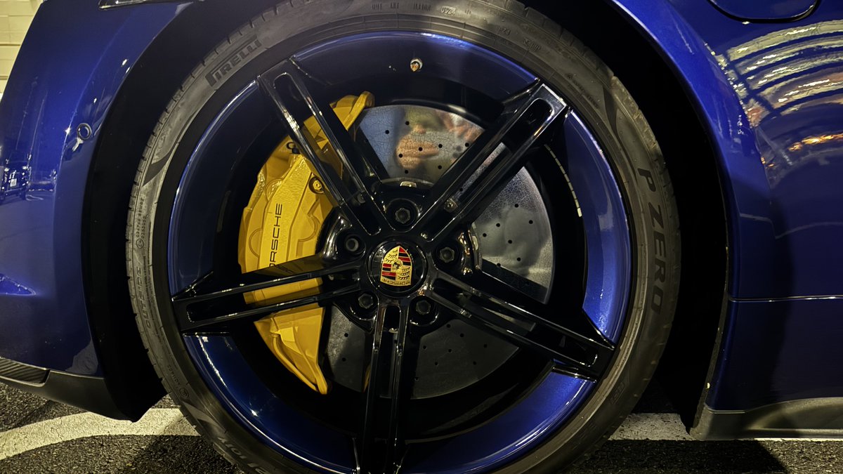 Tesken88's tweet photo. ドリンクを頼みます☝️
　By Taycan Turbo Sオーナー

のパネルを見たところ。

というか、キャリパーでかすぎ❗️ https://t.co/3pF54T1xLP