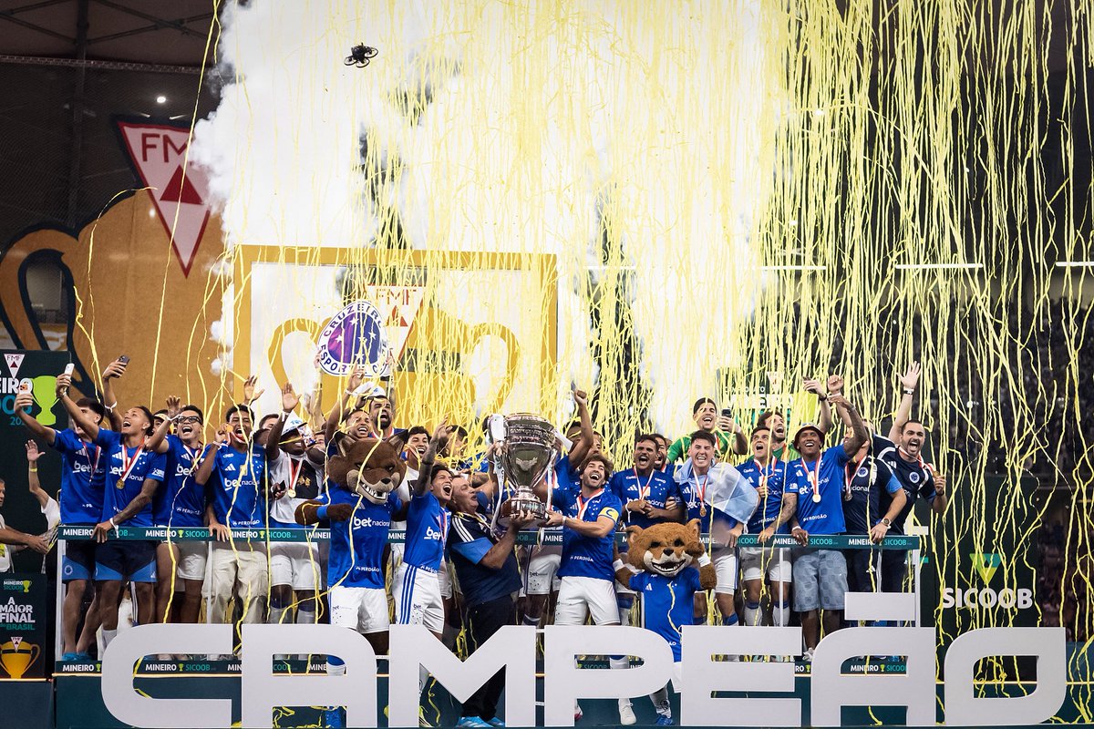 Cruzeiro's tweet photo. Bom dia, Nação Azul! 💙

Quando o Cruzeiro é campeão, o mundo fica doido demais! 🏆

📸 @ggaleixo / Cruzeiro https://t.co/hrIic9i1gZ