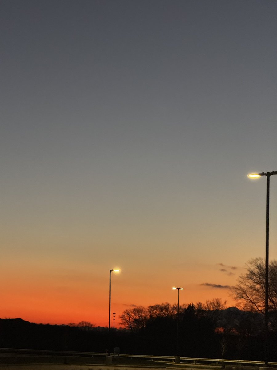 Cunnilingus_u's tweet photo. 이 동네는 여명이 참이쁘네… https://t.co/aXsA79dpKN