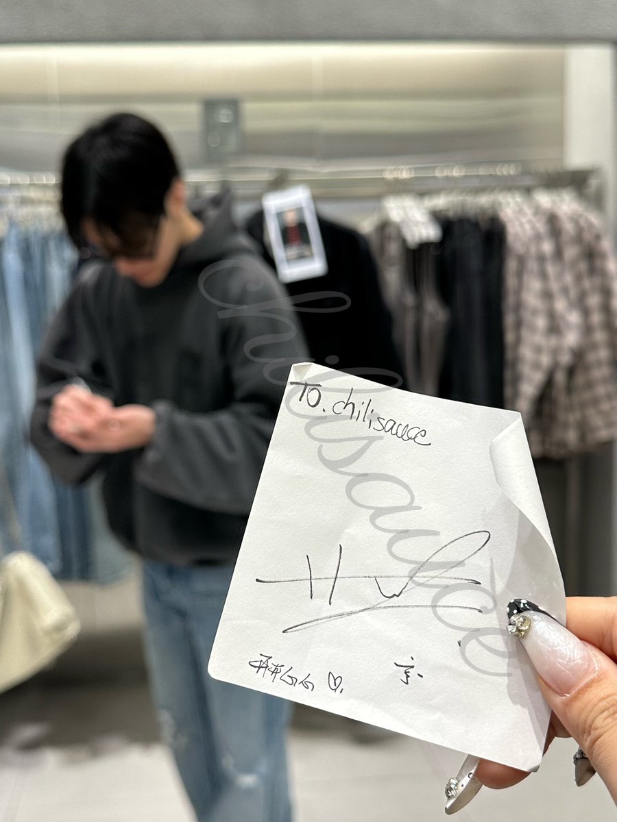 nderyh's tweet photo. hendery spotted shopping earlier. looks like he got a haircut https://t.co/ttRj4ozRMO