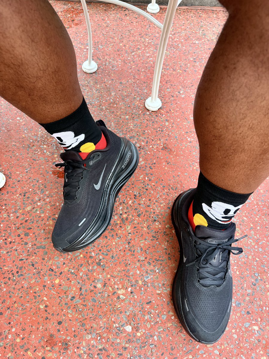 p_kicks23's tweet image. Today’s on 👣 from  your friendly neighborhood mailman 📬

Today’s Park is Magic Kingdom 

Nike Vomero Plus
Color: Black/Anthracite
Style Code: IO4482-002
Release Date: February 25, 2026
Price: $180

#sneakerhead #YourSneakersareDope #sneakerfiles #sneakeradmirals #kotd #Nike