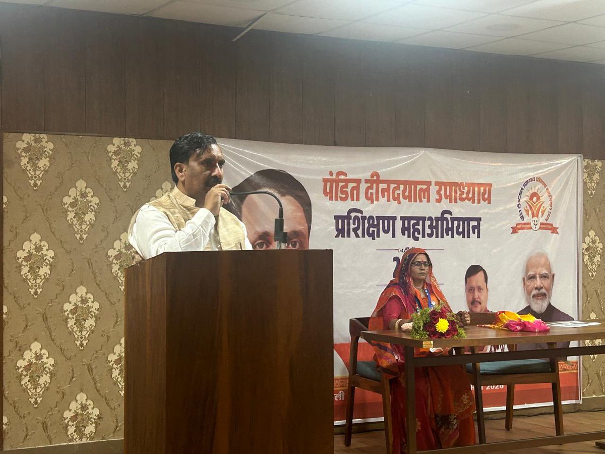आज श्री पंडित दिनदयाल उपIध्याय प्रशिक्षण महाअभियान के उपलक्ष्य में खोल मंडल में मेरा प्रमुख वक्ता के तौर पर रहना हुआ जहां पर हमारी पार्टी का कार्य विस्तार संगठन का विस्तार और एकता पर चर्चा की यहां पर मेरI अच्छे से स्वागत हुआ आप सभी का बहुत धन्यवाद  
जय हिंद जय भारत <a href="/mlkhattar/">Manohar Lal</a>