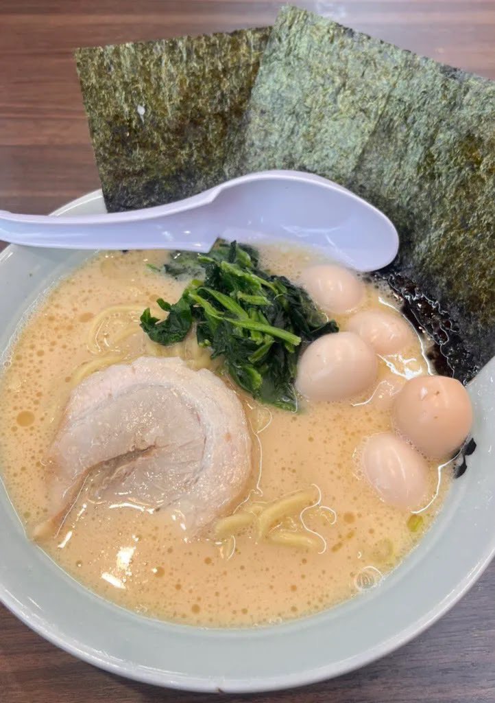 yumoa____'s tweet photo. 地元帰ってきて久々のラーメン🍜
ラーメンの脂がきつくなってきた、今度から少なめにしとこ🫠うずらは永遠に食える

#ラーメン #魂心家 https://t.co/ksR8Nrrgzc