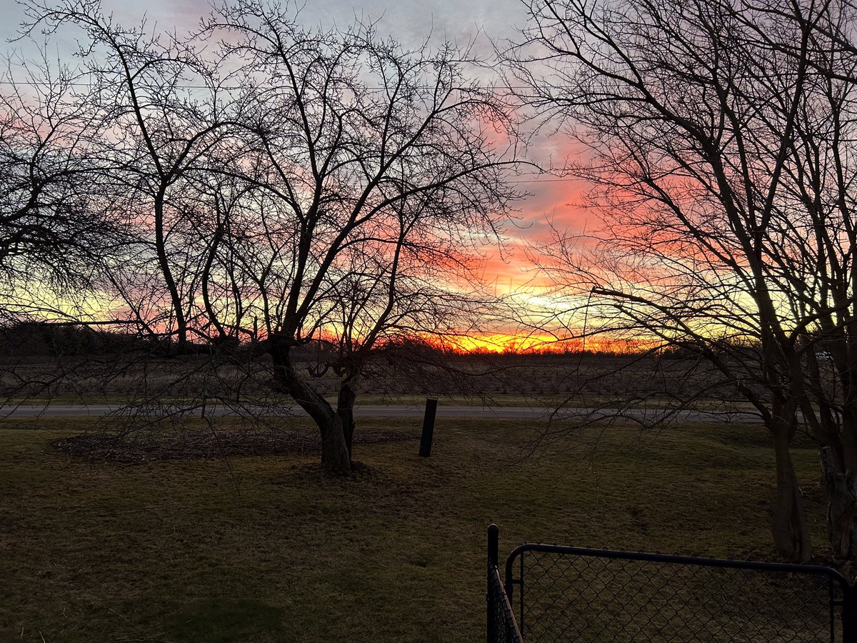 kellyskydive's tweet photo. Red sky in the morning… https://t.co/zSC28pT2lI