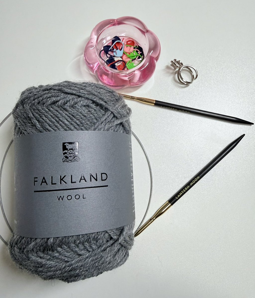 moooon_flower's tweet image. セーラーカラー好きなので一目惚れしたNeuk、
初の文章パターンに挑戦✨️
何気に文章パターンの方が楽に編めた気がする。
指定糸で少しきつめに編んでしまったのでやや小さめ。
私はこのサイズで良かったかも🫶
次は違う毛糸で編む予定🥰
#Neuk
#編み物