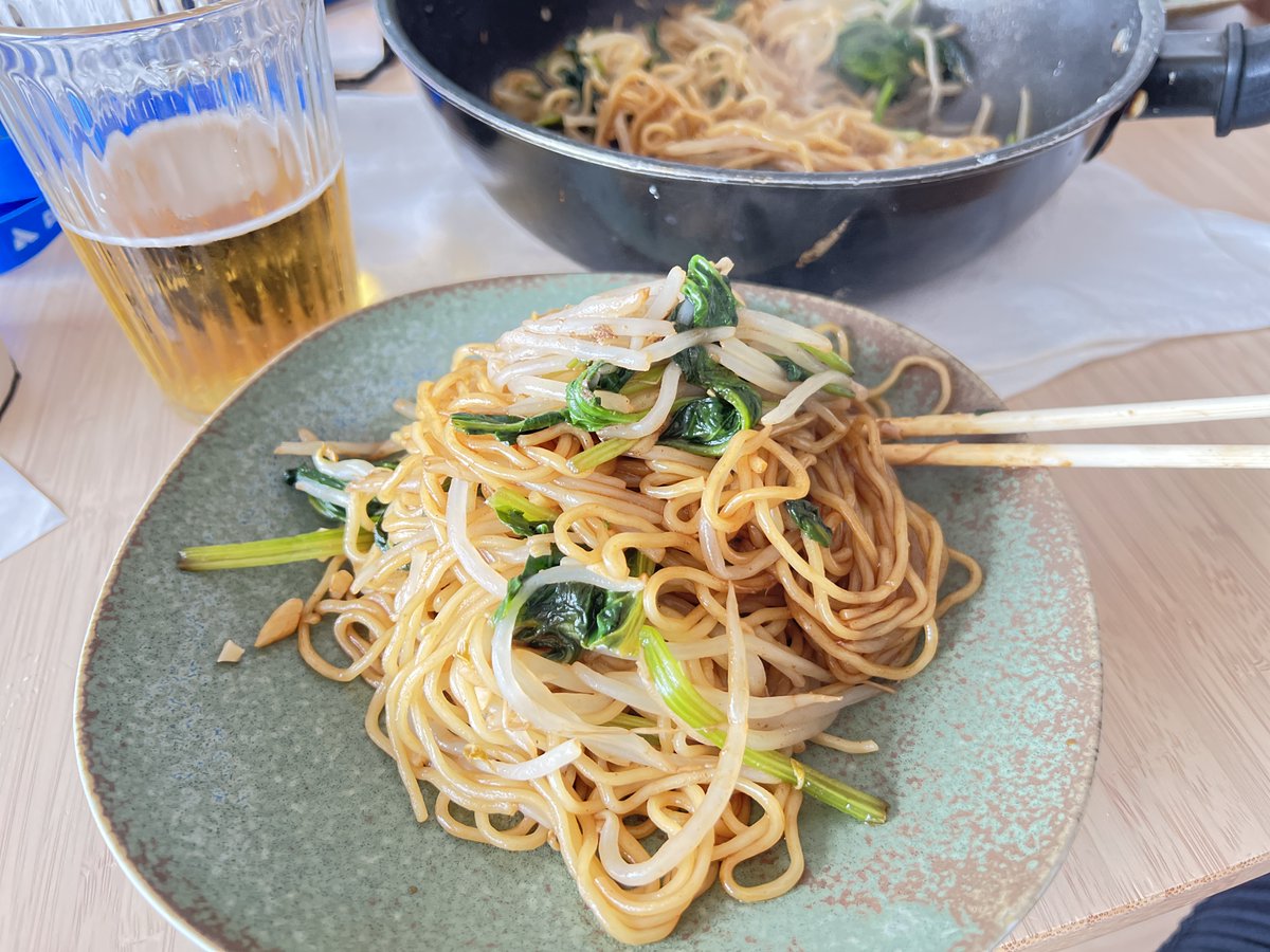 お鍋で焼きそば！
炒めてすぐのビールで乾杯