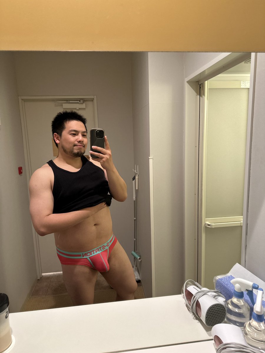 昨日はオフだったので、また今日からジム再開！
今日は脚トレ🦵
脚もかなりガッチリしてきてるような気がするけど、どうかな？☺️