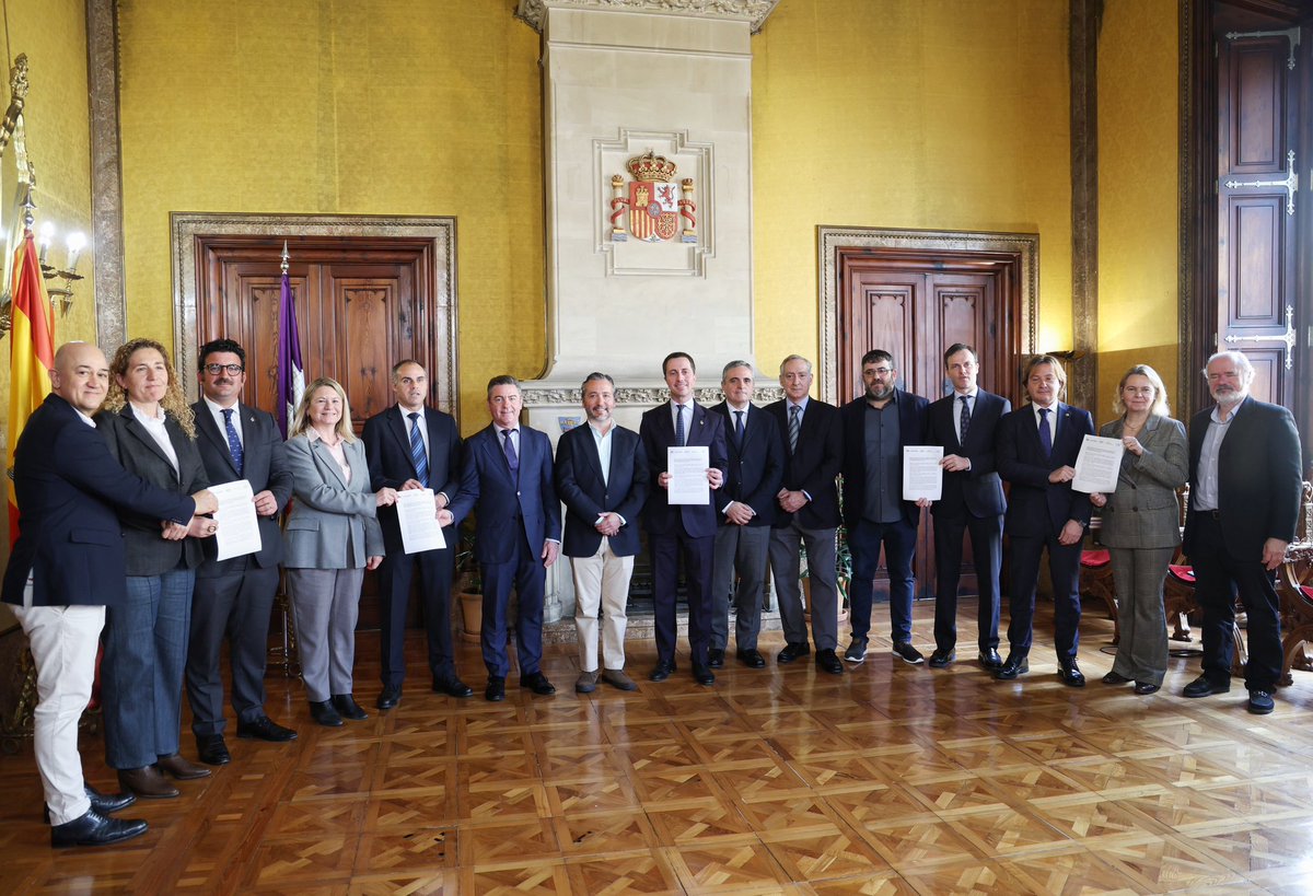 Ll_Galmes's tweet photo. Acordam una iniciativa conjunta amb senadors, diputats i consellers de @MESperMallorca, @ElPi_IB, @voxbaleares i el @PPdeMallorca per reclamar al Govern d’Espanya un nou conveni de carreteres de 350 milions d’euros.

Mallorca necessita inversions i les reclamarem amb una sola veu. Tenim pendents 230 milions del conveni liquidat el 2021, que amb l’actualització dels projectes arriben als 350 milions d’euros. Uns recursos que són de Mallorca i que han de servir per modernitzar la nostra xarxa viària, millorar la seguretat i garantir una millor fluïdesa del trànsit, sense consumir més territori.

Agraesc a Més per Mallorca, El Pi, Vox i el Partit Popular que hagin signat aquesta iniciativa conjunta i que posin els interessos de Mallorca per damunt de les diferències polítiques.

Defensarem aquesta iniciativa al @ConselldeMca, al @Congreso_Es , al @Senadoesp, al @ParlamentIB i als ajuntaments de l’illa.