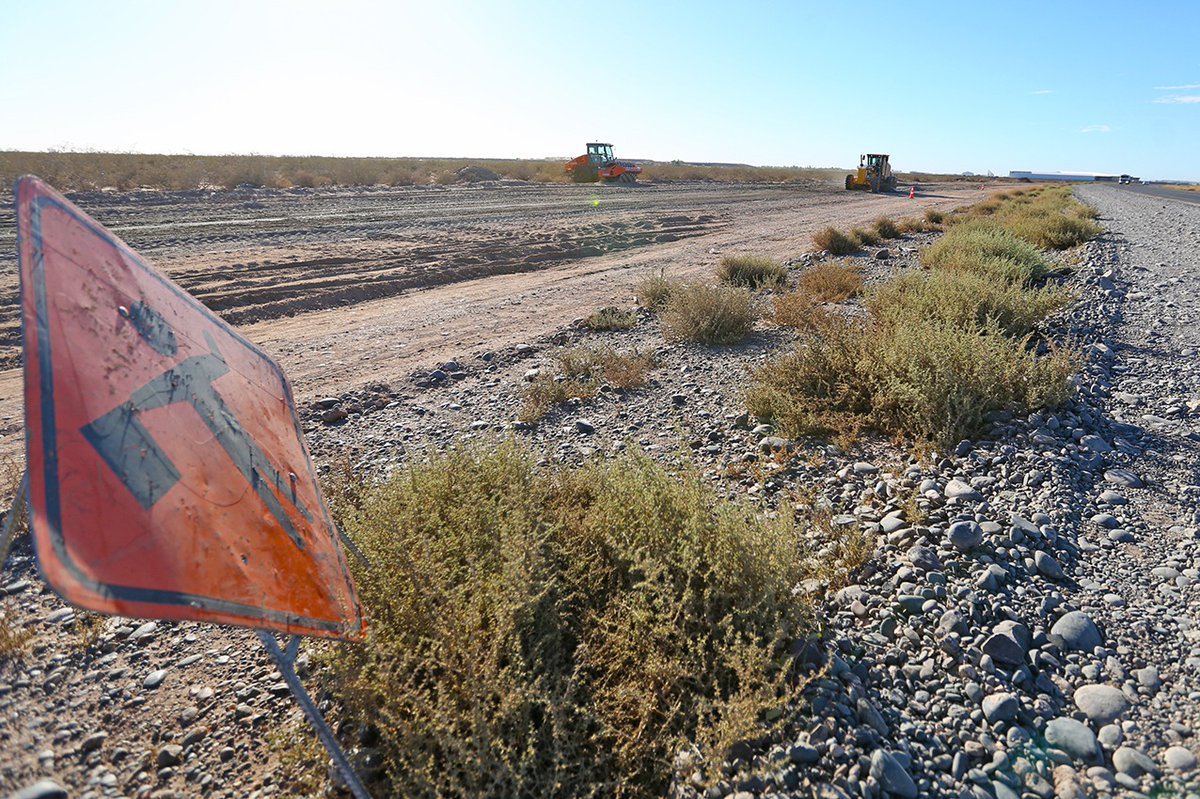 Rolo_Figueroa's tweet photo. MÁS OBRAS EN MARCHA 

Iniciamos la duplicación de la Ruta 67 y alcanzamos 21 obras viales en ejecución en toda la provincia. Esta nueva calzada mejorará la conectividad y ordenará el tránsito pesado en un corredor clave para la región y la actividad en Vaca Muerta.

Seguimos invirtiendo en infraestructura que genera cambio: más seguridad vial, mejor circulación y rutas preparadas para acompañar el desarrollo productivo y el crecimiento de Neuquén.