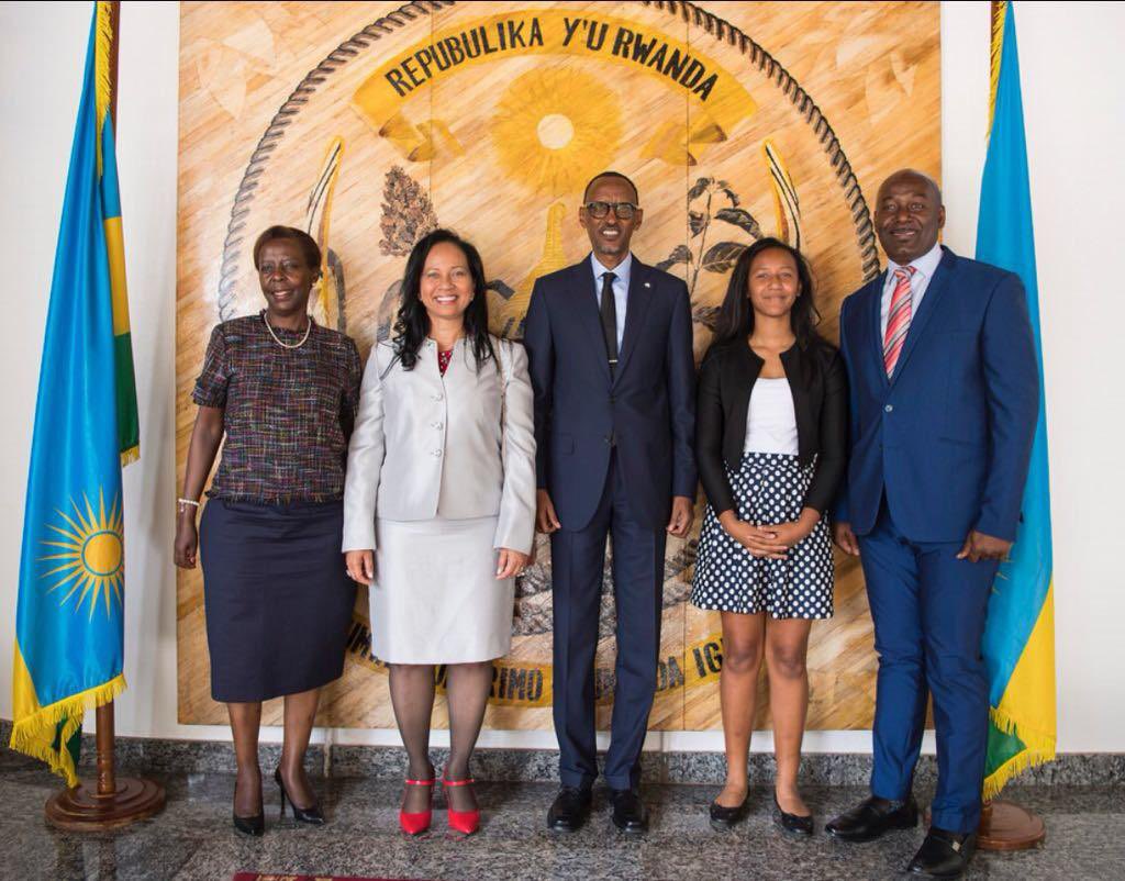 Elizabeth Taylor Jay tweet media